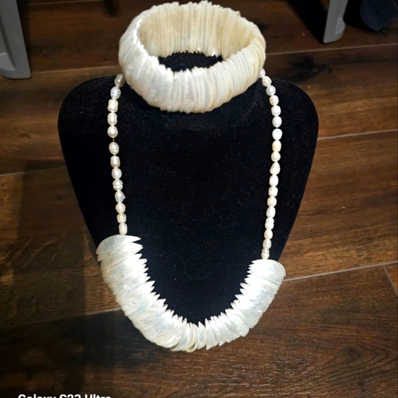 unmarked Jewelry - Pearl & Shell Necklace & Bracelet Fresh Water set